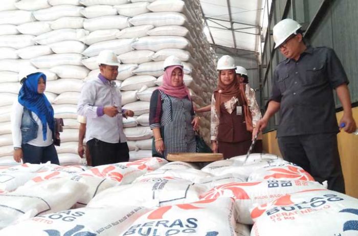 Warga Terima Rastra Tak Laik Konsumsi, DPRD Jombang Sidak Gudang Bulog Warga Terima Rastra Tak Laik Konsumsi, DPRD Jombang Sidak Gudang Bulog