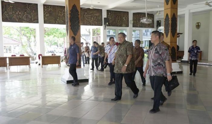 Kabag Humas Pemkab Pacitan Pastikan Tidak Ada Agenda SBY dengan Partai Demokrat Kabag Humas Pemkab Pacitan Pastikan Tidak Ada Agenda SBY dengan Partai Demokrat