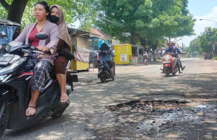 Sejumlah Ruas Jalan Kabupaten di Pasuruan yang Rusak Belum Dibenahi Sejumlah Ruas Jalan Kabupaten di Pasuruan yang Rusak Belum Dibenahi