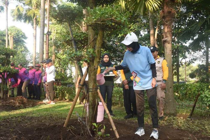 Tutup Muskomwil IV Apeksi ke-13, Wali Kota Kediri Lakukan Aksi Tebar Benih Ikan dan Tanam Pohon