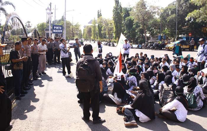 Ratusan Honorer K2 di Ngawi Geruduk Pendopo Pemkab Tuntut Rekrutmen CPNS Dibatalkan