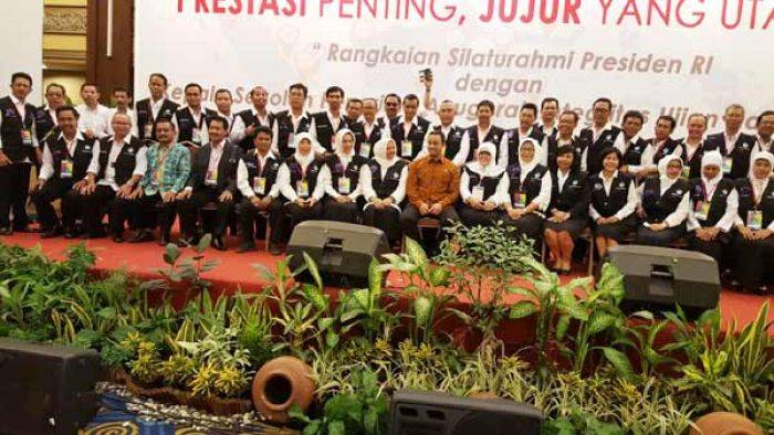 18 Sekolah Sidoarjo Terima Penghargaan UN Berintegritas 18 Sekolah Sidoarjo Terima Penghargaan UN Berintegritas