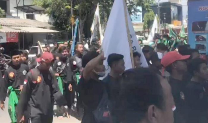 Ratusan Pesilat Geruduk Polres, Sampaikan Pernyataan Sikap Bela Kiai dan NKRI