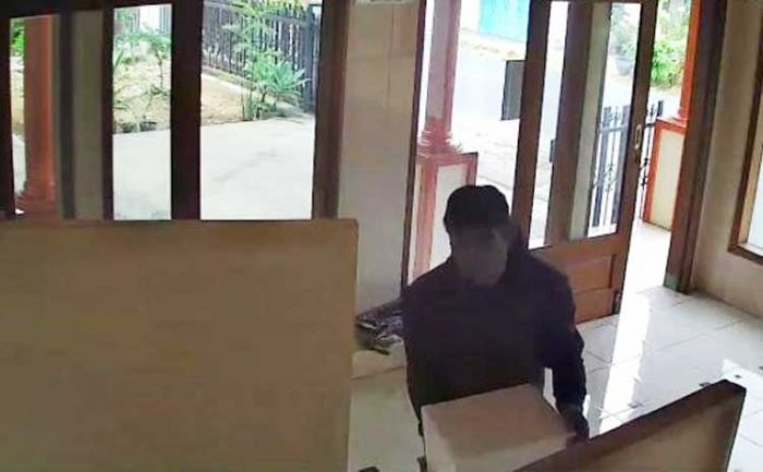 Terekam CCTV, Pencuri Kotak Amal Mushola di Junrejo Batu Diselidiki Aparat Terekam CCTV, Pencuri Kotak Amal Mushola di Junrejo Batu Diselidiki Aparat
