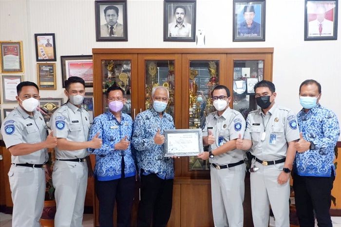 Cepat Tangani Korban Kecelakaan Lalu Lintas, RSUD dr. Iskak Terima Penghargaan dari Jasa Raharja Cepat Tangani Korban Kecelakaan Lalu Lintas, RSUD dr. Iskak Terima Penghargaan dari Jasa Raharja