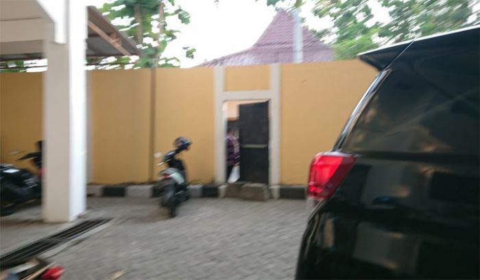 Kadisdik Bangkalan Kabur dari Kejaran Media Usai Diperiksa Kejaksaan Selama 5 Jam Lebih