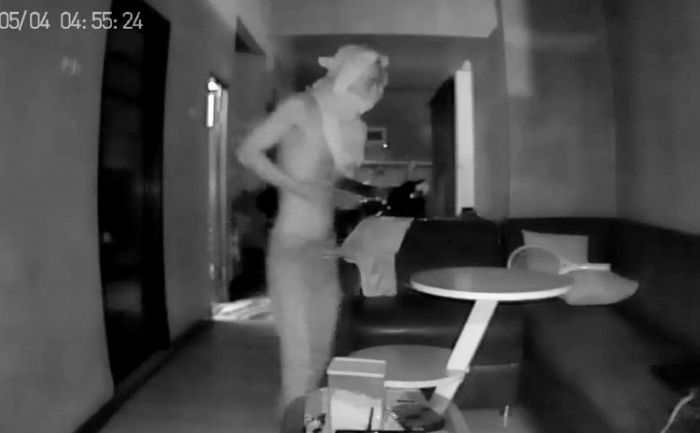 Terekam CCTV, Pencuri Telanjang Dada Gondol 4 Ponsel di Jombang Terekam CCTV, Pencuri Telanjang Dada Gondol 4 Ponsel di Jombang