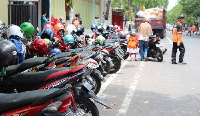 Tukang Parkir Dadakan di Tulungagung Dilarang Bikin Tarif Sendiri Tukang Parkir Dadakan di Tulungagung Dilarang Bikin Tarif Sendiri