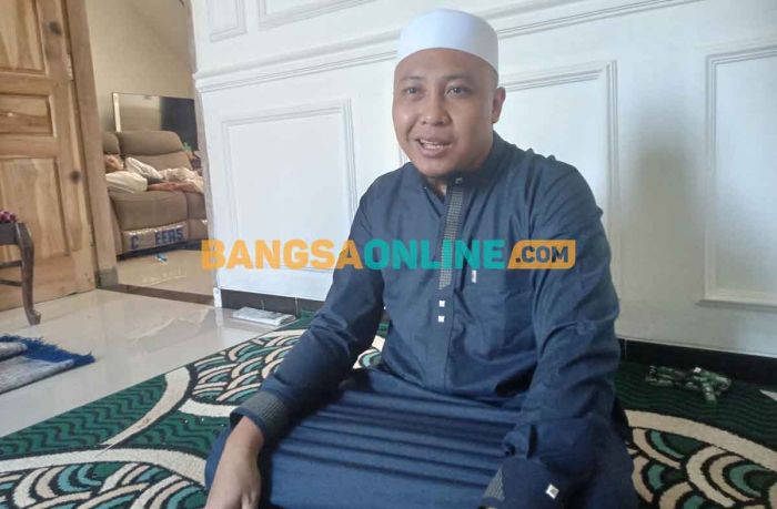 Berdoa di Makam Nabi, Ketua DPRD Kota Probolinggo Dapat Sandal Berdoa di Makam Nabi, Ketua DPRD Kota Probolinggo Dapat Sandal