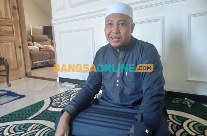 Berdoa di Makam Nabi, Ketua DPRD Kota Probolinggo Dapat Sandal