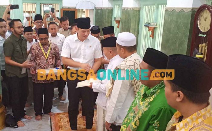 Menteri ATR/BPN Serahkan Sertifikat Tanah Wakaf Masjid Sunan Giri Menteri ATR/BPN Serahkan Sertifikat Tanah Wakaf Masjid Sunan Giri