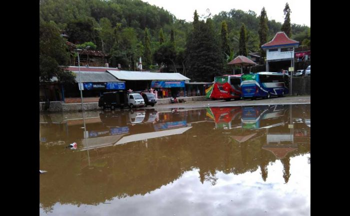 Hujan Deras, Parkiran Wisata Goa Gong Pacitan Tergenang Air, Dikeluhkan Wisatawan Hujan Deras, Parkiran Wisata Goa Gong Pacitan Tergenang Air, Dikeluhkan Wisatawan