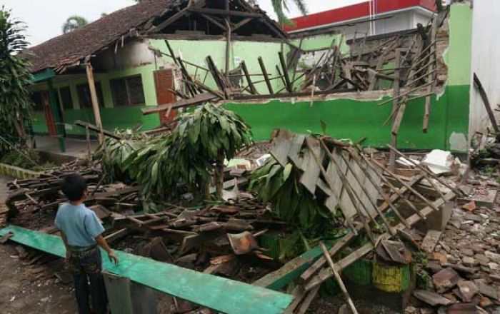 Diguyur Hujan Angin, Atap SDN Bandung II Ambruk Diguyur Hujan Angin, Atap SDN Bandung II Ambruk