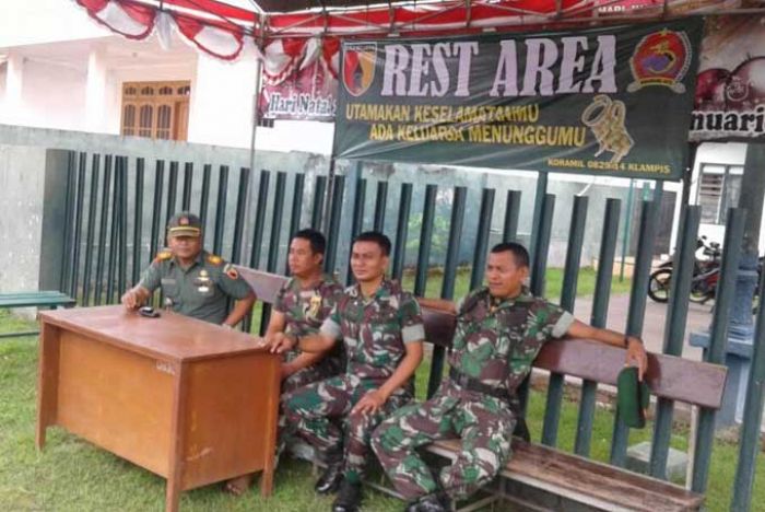 Bantu Aparat Kepolisian, Koramil Klampis Bangkalan Siapkan Rest Area untuk Pemudik Bantu Aparat Kepolisian, Koramil Klampis Bangkalan Siapkan Rest Area untuk Pemudik
