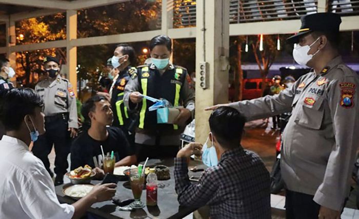Perangi Omicron, Kapolres Pasuruan Pimpin Personel Gabungan Laksanakan Pamor Keris Perangi Omicron, Kapolres Pasuruan Pimpin Personel Gabungan Laksanakan Pamor Keris