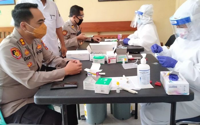 Anggota Polres Ngawi Jalani Rapid Test Jelang New Normal