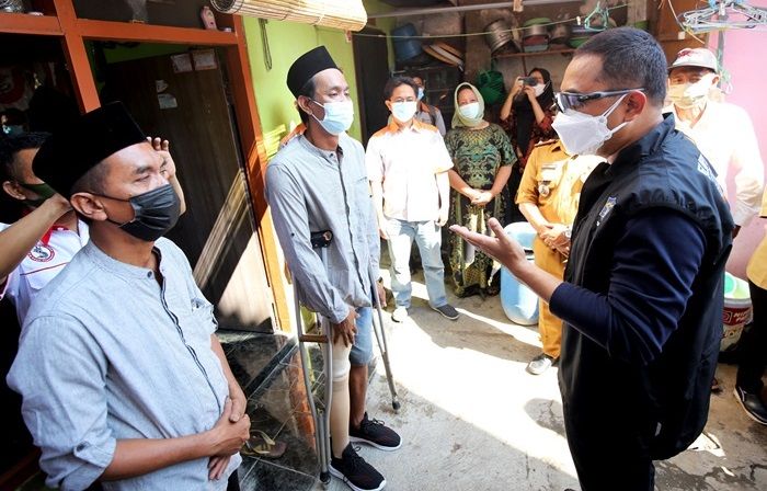 Wali Kota Eri Berikan Kaki Palsu untuk Dua Warga Difabel Wali Kota Eri Berikan Kaki Palsu untuk Dua Warga Difabel