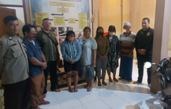 Jajakan Diri Lewat MiChat Selama Ramadan, 4 PSK di Gresik Diamankan Polisi Jajakan Diri Lewat MiChat Selama Ramadan, 4 PSK di Gresik Diamankan Polisi