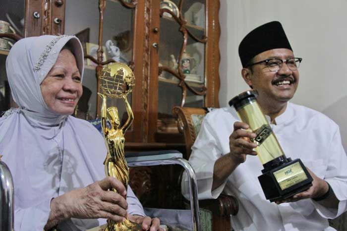 Jenguk Ida Laila, Gus Ipul Komitmen Perhatikan Nasib Seniman Jenguk Ida Laila, Gus Ipul Komitmen Perhatikan Nasib Seniman