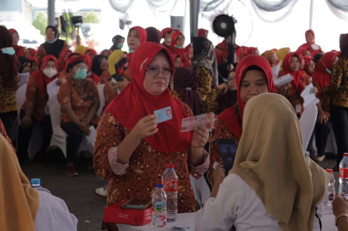 Pencairan Terbagi 2 Tahap, Pemkot Surabaya Salurkan BLT DBHCHT untuk 8 Ribu Lebih Penerima Pencairan Terbagi 2 Tahap, Pemkot Surabaya Salurkan BLT DBHCHT untuk 8 Ribu Lebih Penerima