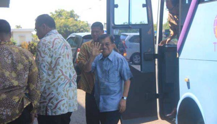 Wapres JK Kunjungi PT TPPI Tuban, Wartawan Buang ID Card Wapres JK Kunjungi PT TPPI Tuban, Wartawan Buang ID Card