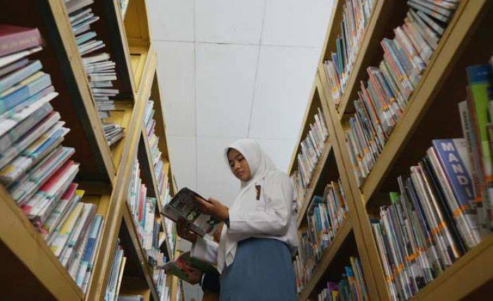 Ribuan Buku di Perpustakaan Jombang Dibawa Ribuan Buku di Perpustakaan Jombang Dibawa