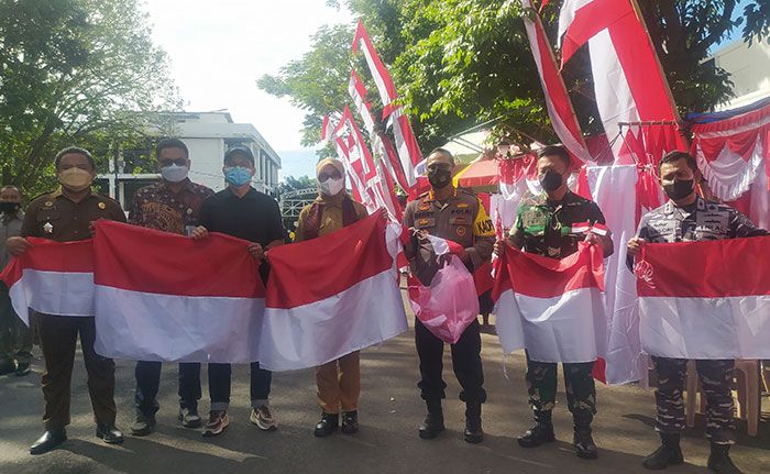 Forkopimda Banyuwangi Borong Bendera Merah Putih Forkopimda Banyuwangi Borong Bendera Merah Putih