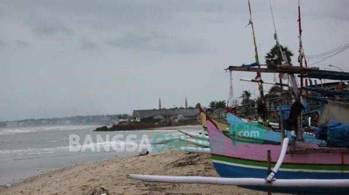 Gelombang Pantai Utara di Tuban Capai 3 Meter, Dua Perahu Rusak saat Diparkir Gelombang Pantai Utara di Tuban Capai 3 Meter, Dua Perahu Rusak saat Diparkir