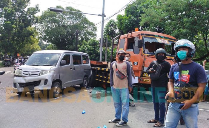 Truk Trailer Seruduk Empat Kendaraan di Jombang, Satu Orang Meninggal Dunia Truk Trailer Seruduk Empat Kendaraan di Jombang, Satu Orang Meninggal Dunia
