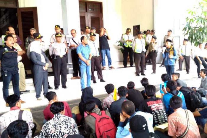 Tolak Kenaikan PNBP, Puluhan Mahasiswa PMII Malang Demo DPRD Tolak Kenaikan PNBP, Puluhan Mahasiswa PMII Malang Demo DPRD
