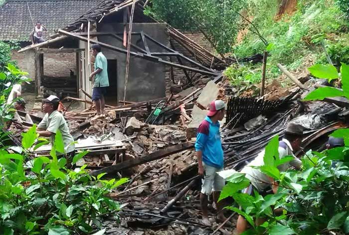 Sejumlah Perbankan di Pacitan Belum Tentukan Langkah Terhadap Debitur Terdampak Bencana Alam Sejumlah Perbankan di Pacitan Belum Tentukan Langkah Terhadap Debitur Terdampak Bencana Alam