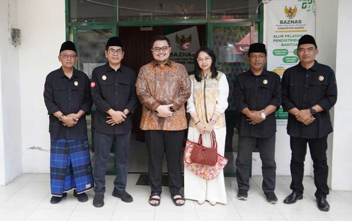 Bersama Istri, Bupati Kediri Tunaikan Pembayaran Zakat Melalui Baznas Bersama Istri, Bupati Kediri Tunaikan Pembayaran Zakat Melalui Baznas