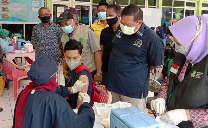 Panitia Kurban di Waru Sidoarjo Jalani Vaksinasi Covid-19 Panitia Kurban di Waru Sidoarjo Jalani Vaksinasi Covid-19