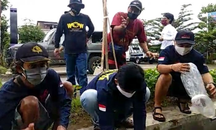 ​Tambah Wahana Baru, WWI Kediri Tebar 15 Ribu Benih Ikan Tawes di Kawasan Kampung Wisata Tenun Ikat