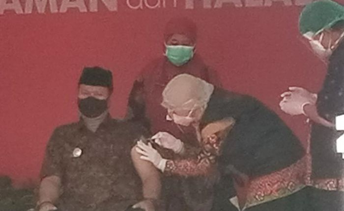 Kota Madiun Mulai Vaksinasi Covid-19 Dosis Kedua, Wali Kota Maidi Orang Pertama yang Disuntik Kota Madiun Mulai Vaksinasi Covid-19 Dosis Kedua, Wali Kota Maidi Orang Pertama yang Disuntik