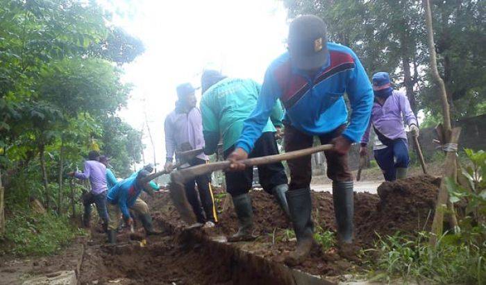 Saluran di Desa Pelem Tulungagung Tersumbat Lumpur, Jalanan Licin Saluran di Desa Pelem Tulungagung Tersumbat Lumpur, Jalanan Licin