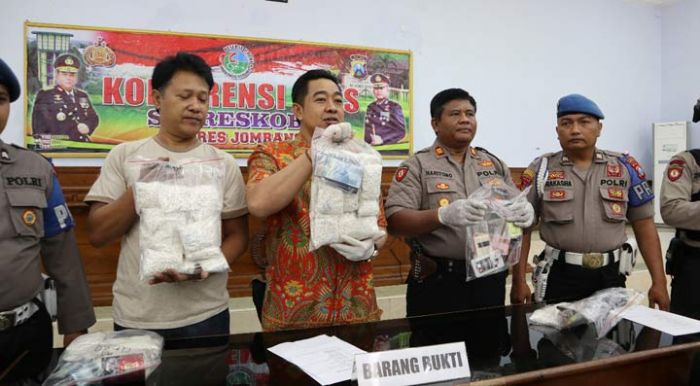 5 Pengedar Pil Koplo Diringkus Polres Jambang, Barang Bukti 42 Ribu Butir Dobel L Diamankan 5 Pengedar Pil Koplo Diringkus Polres Jambang, Barang Bukti 42 Ribu Butir Dobel L Diamankan