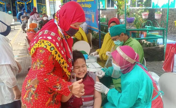 325 Siswa SD Muhammadiyah 15 Diimunisasi 325 Siswa SD Muhammadiyah 15 Diimunisasi