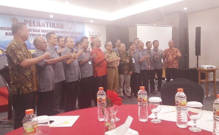 Hadiri Pelantikan Ketua PWI Tuban, Wabup Singgung Wartawan Abal-abal Hadiri Pelantikan Ketua PWI Tuban, Wabup Singgung Wartawan Abal-abal