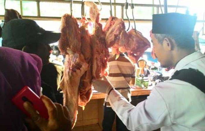 Razia Pasar, Petugas Temukan Daging Busuk dan Glonggongan di Kediri