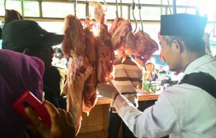 Razia Pasar, Petugas Temukan Daging Busuk dan Glonggongan di Kediri Razia Pasar, Petugas Temukan Daging Busuk dan Glonggongan di Kediri