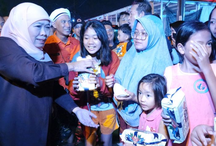 Khofifah dan Gus Barra Bagikan Nasi Bungkus kepada Korban Banjir di Mojokerto Khofifah dan Gus Barra Bagikan Nasi Bungkus kepada Korban Banjir di Mojokerto