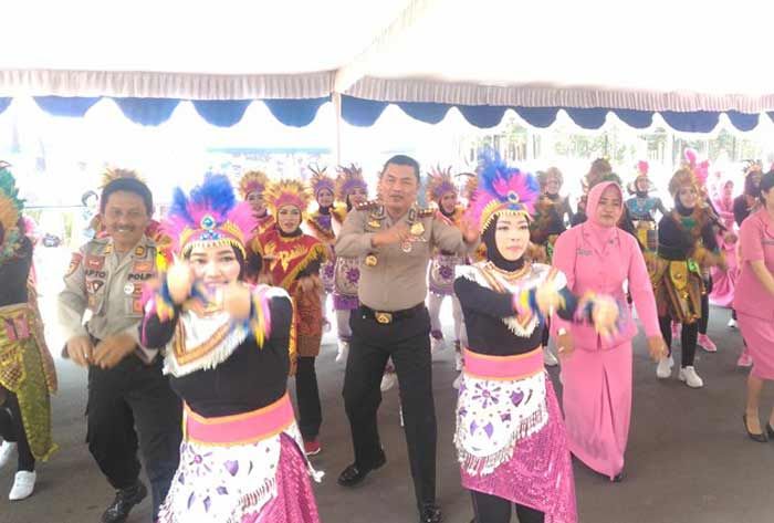 Polwan dan Bhayangkari Polres Malang Kota Semarakkan HKGB dengan Poco-Poco Polwan dan Bhayangkari Polres Malang Kota Semarakkan HKGB dengan Poco-Poco