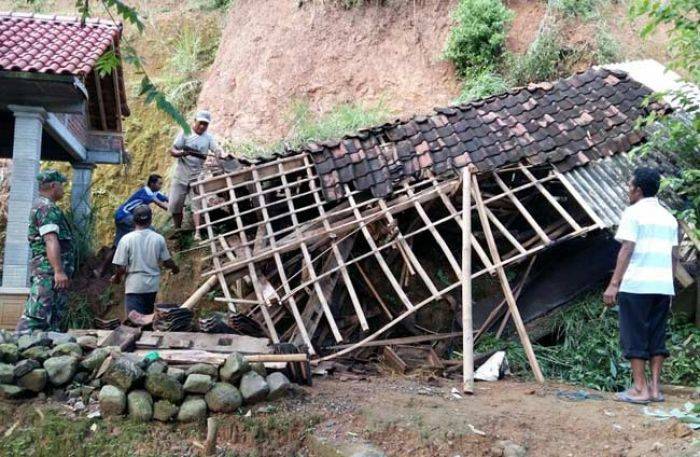 Tebing di Ngrayun Ponorogo Longsor usai Diguyur Hujan 5 Jam, Timpa Rumah Warga Tebing di Ngrayun Ponorogo Longsor usai Diguyur Hujan 5 Jam, Timpa Rumah Warga