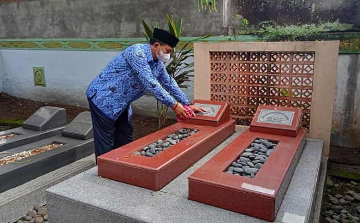 Peringati HUT ke-103 Kota Madiun, Wali Kota Bersama Forkopimda Nyekar ke Makam Para Leluhur Peringati HUT ke-103 Kota Madiun, Wali Kota Bersama Forkopimda Nyekar ke Makam Para Leluhur