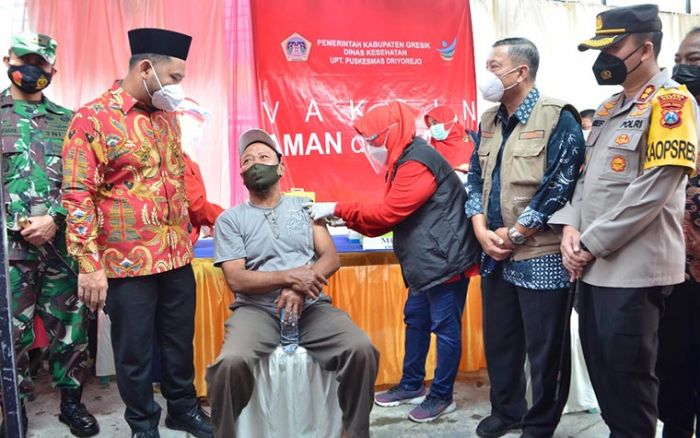 Bupati Gus Yani dan Wabup Bu Min Pantau Vaksinasi Pedagang Pasar di Driyorejo dan Gresik