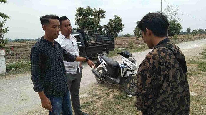 Proyek Betonisasi Tak Kunjung Rampung, Debu Ganggu Warga, Kades Tenggor Gresik Berang