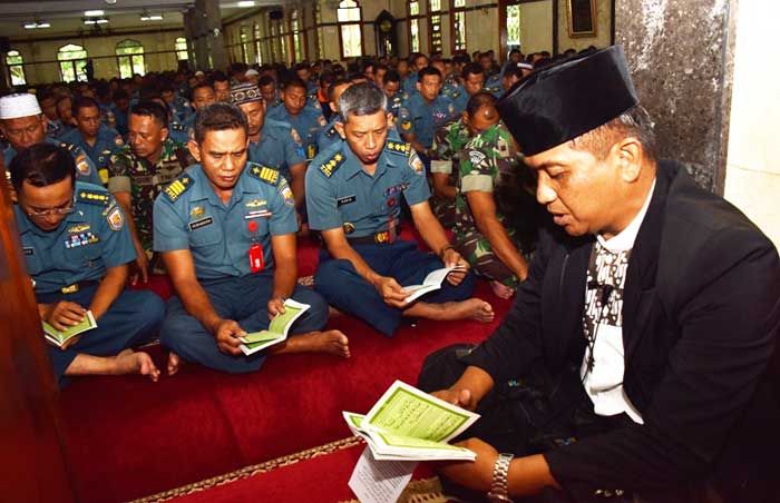 Koarmatim Gelar Doa Bersama Jelang Pergantian Tahun Koarmatim Gelar Doa Bersama Jelang Pergantian Tahun