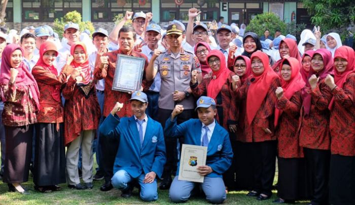 Kapolresta Sidoarjo Harapkan Generasi Millenial Fokus Belajar dan Berprestasi Kapolresta Sidoarjo Harapkan Generasi Millenial Fokus Belajar dan Berprestasi