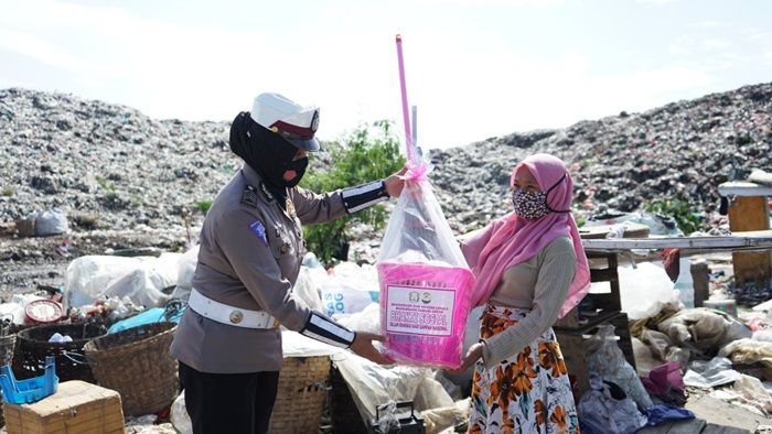 Peringati HPSN, Bhayangkari Cabang Gresik Bagikan Sembako ke Paskun di TPA Ngipik Peringati HPSN, Bhayangkari Cabang Gresik Bagikan Sembako ke Paskun di TPA Ngipik